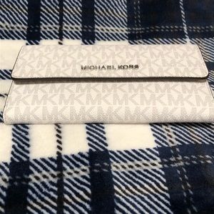 Michael Kors Jet Set Travel Wallet